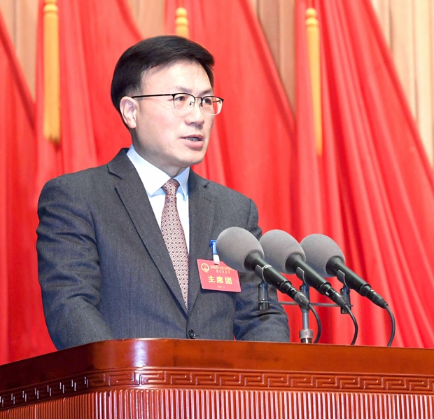 图为县长祁从峰作政府工作报告 王春雨 摄