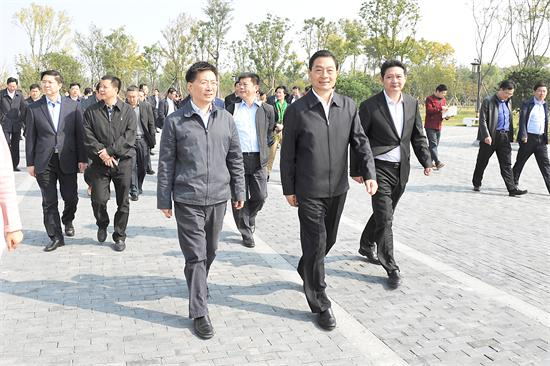 盐城市委常委,东台市委书记张礼祥,东台市长陈卫红等陪同.