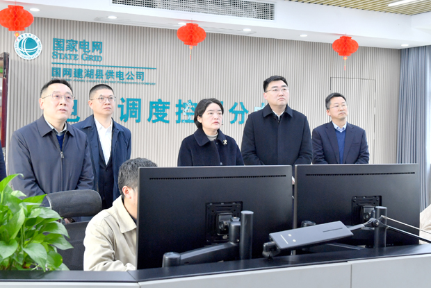 建湖县人民政府 图片资讯 陈霞付阳等慰问节日在岗干部职工
