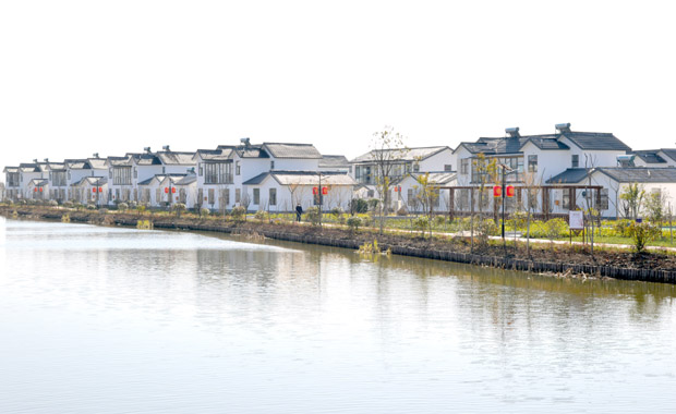 近年来,冈西镇徐王村注重打造滨河空间,建立生态驳岸,点缀景观小品