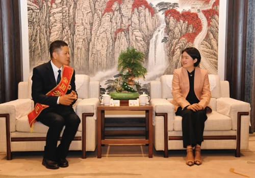 陈霞付阳看望全国劳动模范袁明伟