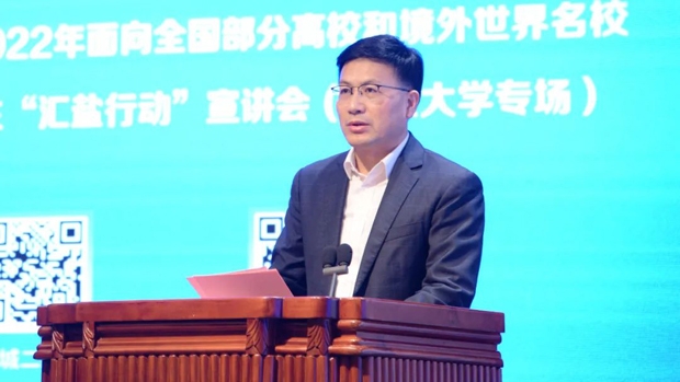 县委书记祁从峰在宣讲会上对我县人才政策环境进行宣传推介,代表县委