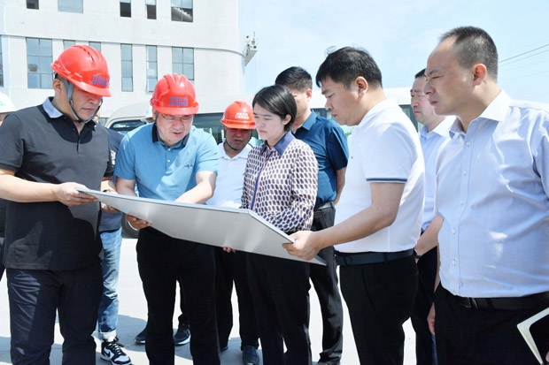 6月14日,县长陈霞带领相关部门负责同志,分别到开发区,高新区和上冈镇