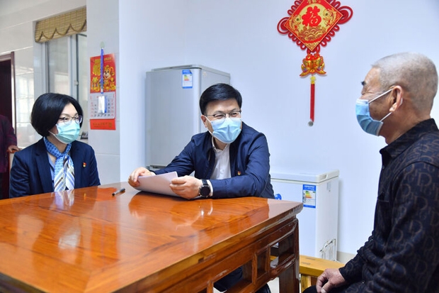 祁从峰先后来到钟庄街道建华康居南华村农户董学海,古桥村农户张大洋