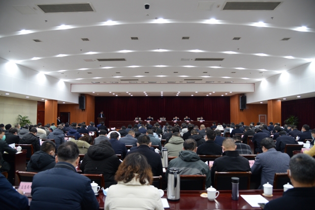 县长陈霞出席会议并讲话,县领导臧冲,唐坤,郭刚,周戍,王茜参加会议.