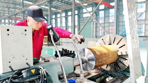 恒捷液压公司一着不让抢订单忙生产