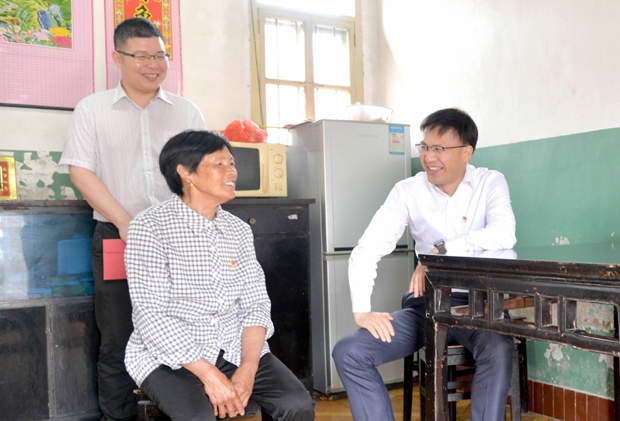 县委副书记,县长祁从峰在老党员杨秀兰家中慰问.