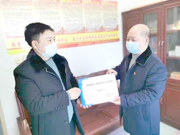 来到县慈善总会建阳分会,将3万元现金捐赠给县抗疫一线,并向建阳镇顾