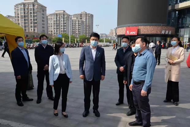 5月1日,县委书记祁从峰带领相关部门负责同志,检查健康小屋便民核酸