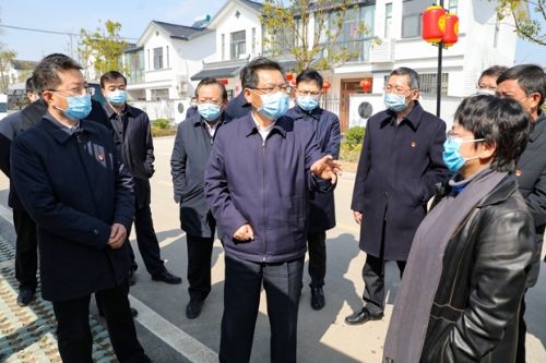 省委副书记任振鹤(中)在冈西镇徐王村了解新型农村社区规划建设情况.